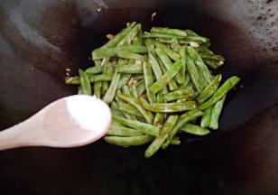 放少许盐翻炒一分钟