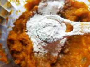 加入糯米粉搅拌均匀。