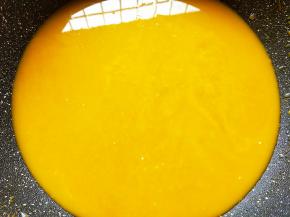 锅中加200克水。加入南瓜泥。