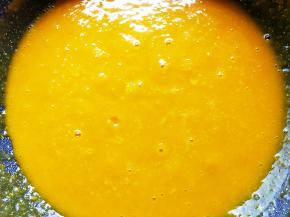 搅拌至南瓜泥沸腾，再煮几分钟即可。