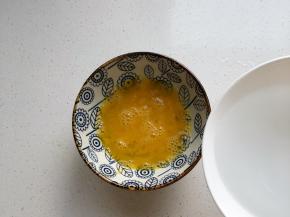 加2倍的温水充分搅打均匀