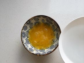 加2倍的温水充分搅打均匀