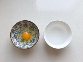 鸡蛋1个（45g）、温水90g（鸡蛋和温水比例1.5倍至2倍）
