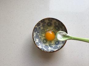 鸡蛋打散，加0.5g盐，如果一岁以下宝宝建议不要加盐哦！