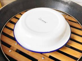 锅中水烧开盖上浅碟子再盖上锅盖