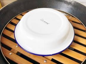 锅中水烧开盖上浅碟子再盖上锅盖