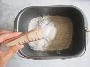 在另一侧角落里放入酵母、糖、鸡蛋。