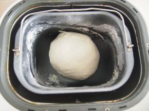 加入水揉成光滑面团。