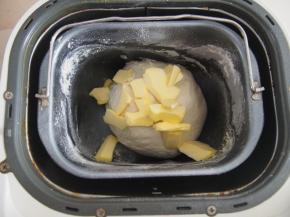 加入黄油，继续揉至出膜。