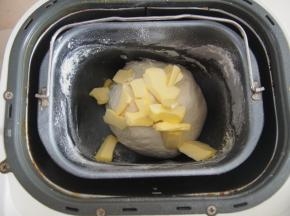 加入黄油，继续揉至出膜。