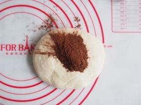 取一小半面团，加入可可粉揉匀。我这样是为了偷懒，一次就揉好两个面团了。