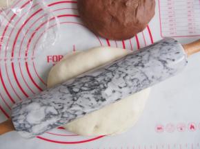 发酵好的面团进行排气。