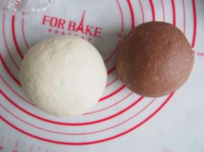 将面团滚圆后松弛15分钟左右。