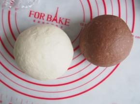 将面团滚圆后松弛15分钟左右。