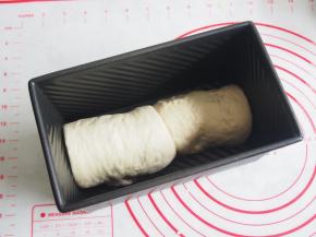 将两块面团放入吐司盒中，也可以直接做成一块放入。发酵至8分满，烤箱预热至160℃，中层30分钟左右即可。