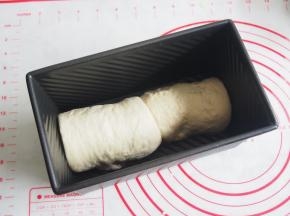 将两块面团放入吐司盒中，也可以直接做成一块放入。发酵至8分满，烤箱预热至160℃，中层30分钟左右即可。