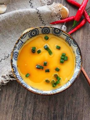 中小火蒸12分钟左右就可以了！取出淋少许生抽、香油葱花，香喷喷的就可以开吃了！