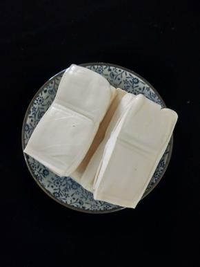 准备好豆腐，然后切成小块，蒜头剁碎备用。