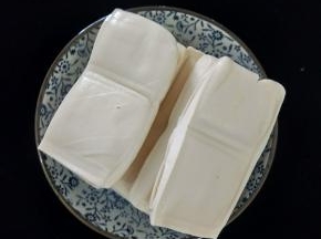 准备好豆腐，然后切成小块，蒜头剁碎备用。