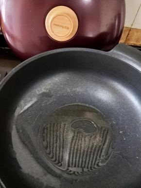 锅烧热放适量油。