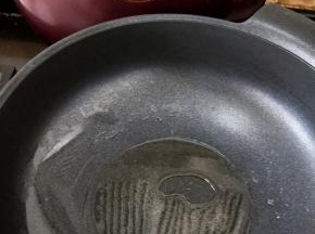 锅烧热放适量油。