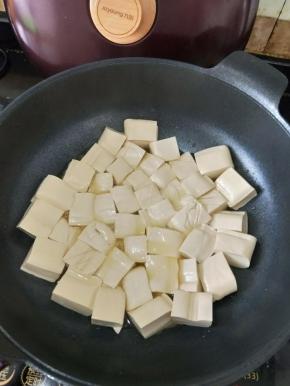 放入豆腐，然后撒一点点盐。