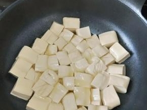 放入豆腐，然后撒一点点盐。