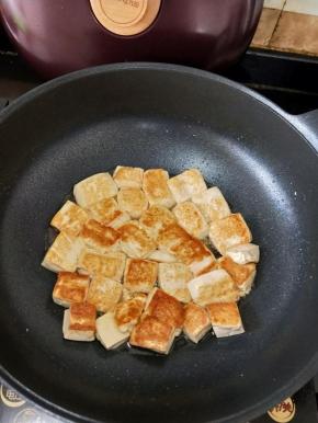 小火煎至两面金黄后盛出备用。