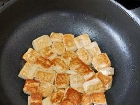 小火煎至两面金黄后盛出备用。