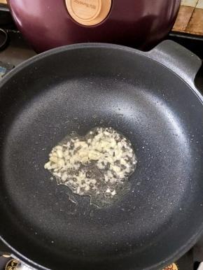 锅里重新放油，放入蒜蓉。