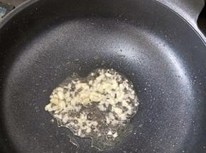 锅里重新放油，放入蒜蓉。