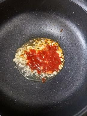 小火煸炒出香味后加入番茄酱。