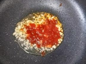 小火煸炒出香味后加入番茄酱。