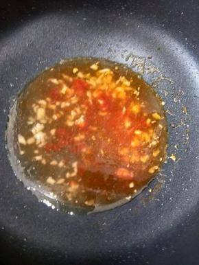 再加入适量热水，烧开。