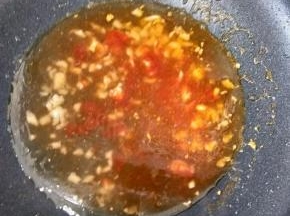 再加入适量热水，烧开。