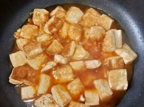 然后倒入豆腐，再加一点点盐和酱油，盖上盖子焖一分钟。