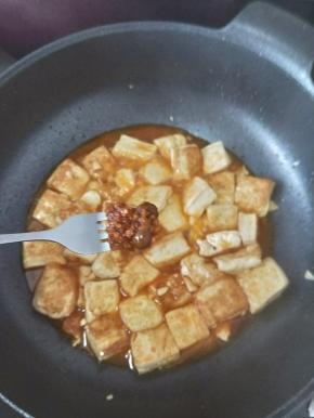 出锅前加入一勺辣椒酱。