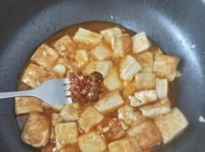 出锅前加入一勺辣椒酱。