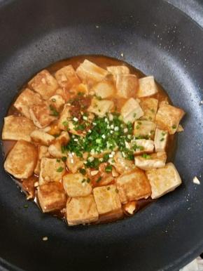 再放葱花。(家里有小孩要吃，所以在最后才加的辣椒酱)