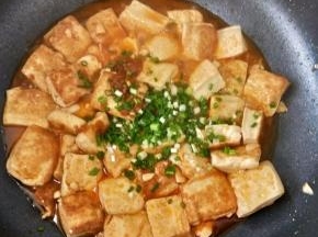 再放葱花。(家里有小孩要吃，所以在最后才加的辣椒酱)