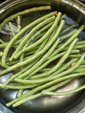 豆角用流动水冲洗干净，然后摘去头尾。