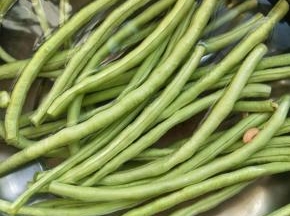 豆角用流动水冲洗干净，然后摘去头尾。