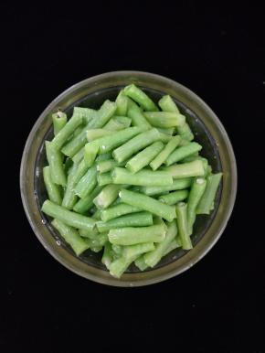 捞出沥水，切成小段。