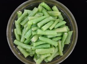 捞出沥水，切成小段。