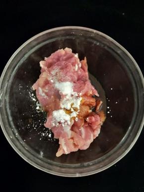 猪肉切成片，加入适量盐、淀粉、酱油和料酒，搅拌均匀后腌15分钟左右。