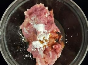 猪肉切成片，加入适量盐、淀粉、酱油和料酒，搅拌均匀后腌15分钟左右。