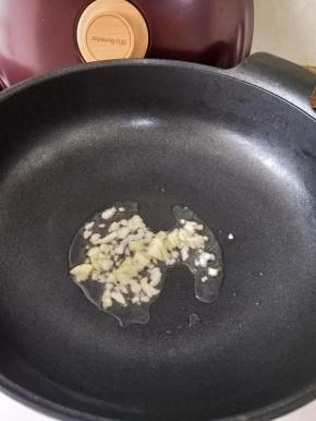 热锅凉油下蒜蓉，小火煸炒出香味。