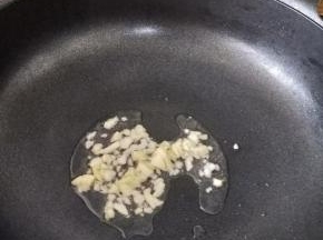 热锅凉油下蒜蓉，小火煸炒出香味。