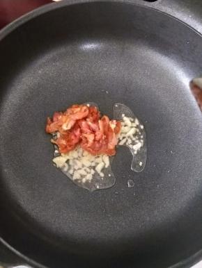 然后放入腌好的猪肉，翻炒均匀。