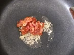 然后放入腌好的猪肉，翻炒均匀。